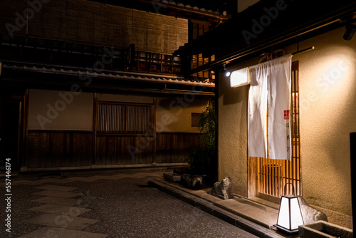 京都の先斗町にある高級料亭の入り口