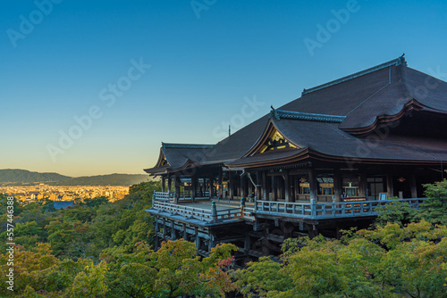 京都の清水寺の舞台と爽やかな朝焼け