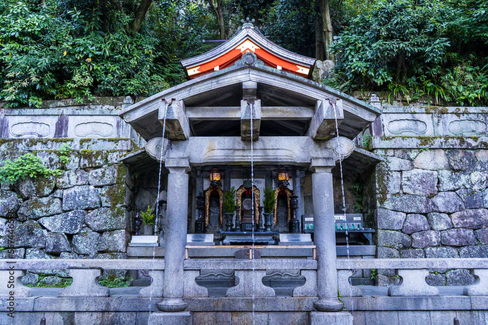 京都の清水寺にある音羽の滝 StockFoto Adobe Stock