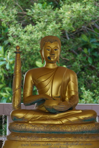 golden statue of buddha