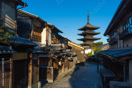 京都の法観寺周辺の街から見る八坂の塔の風景