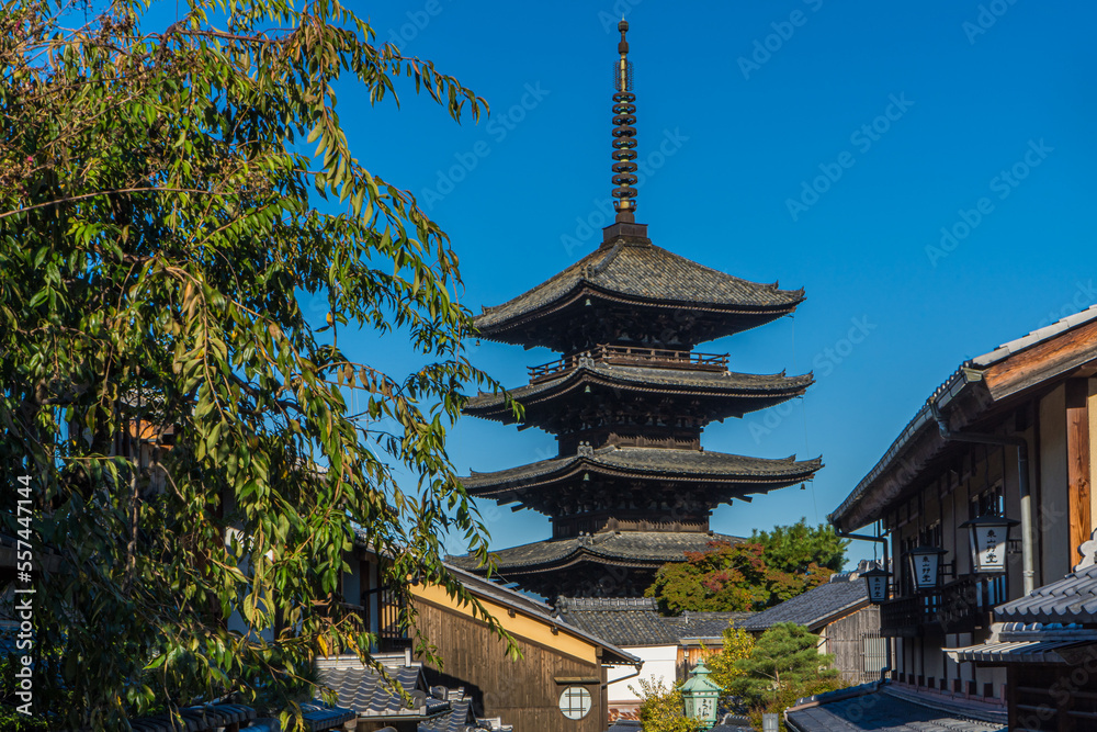 京都の法観寺周辺の街から見る八坂の塔の風景