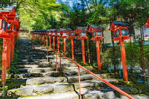 京都の貴船神社の灯篭階段