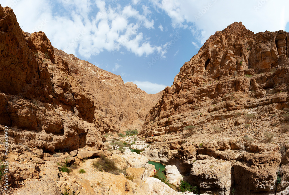 Fototapeta premium Flusslauf durch die Schlucht des Wadi Shab,Oman