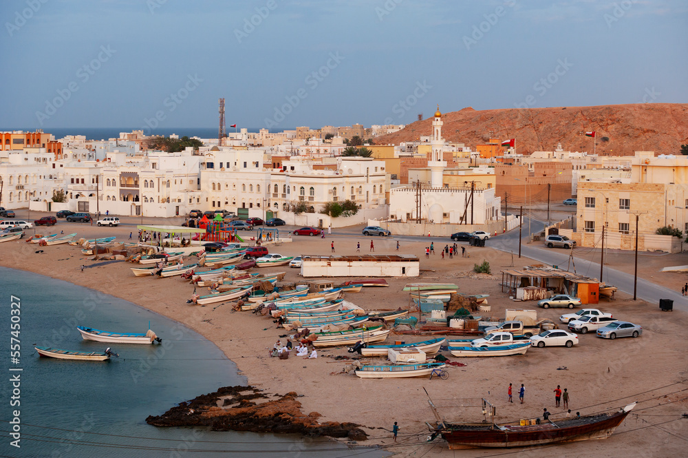 Stadtansicht mit Fischerbooten,Sur,Oman,