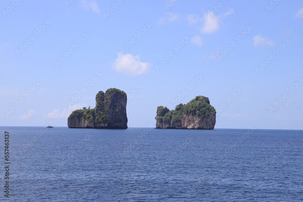 フェリーで向かうタイの絶景離島・ピピレイ島、ピピドン島