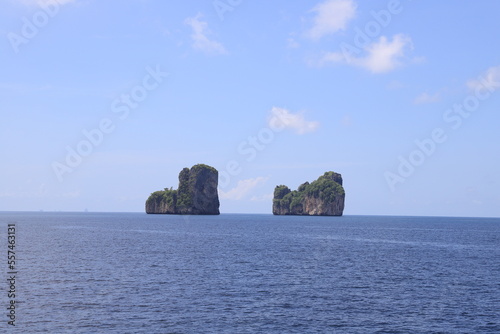 フェリーで向かうタイの絶景離島・ピピレイ島、ピピドン島