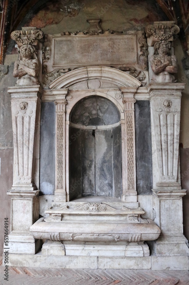 Napoli - Monumento sepolcrale Macedonio nel chiostro piccolo di Santa Maria La Nova