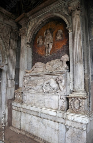 Napoli - Monumento funebre di Sanzio Vitagliano nel chiostro di Santa Maria La Nova