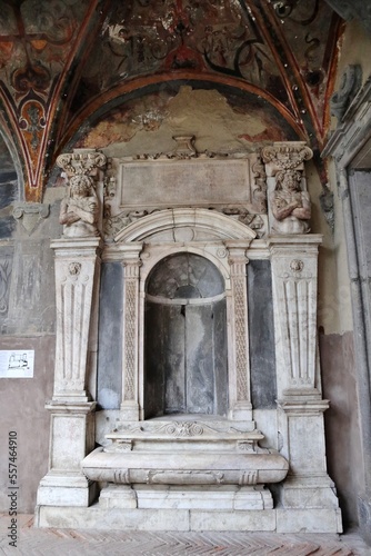 Napoli - Monumento sepolcrale Macedonio nel chiostro di Santa Maria La Nova