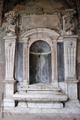 Obraz na płótnie Napoli - Monumento sepolcrale Macedonio nel chiostro piccolo di Santa Maria La Nova w salonie