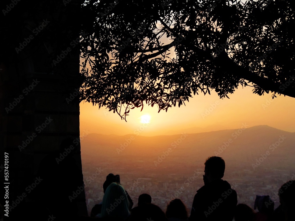 Lud podziwia zachód słońca w Atenach