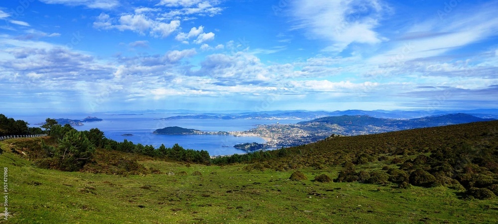 Panorámica de la Ría de Vigo desde Baiona, Galicia