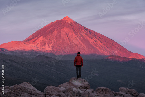 Chico disfrutando del precioso amanecer en Tenerife
