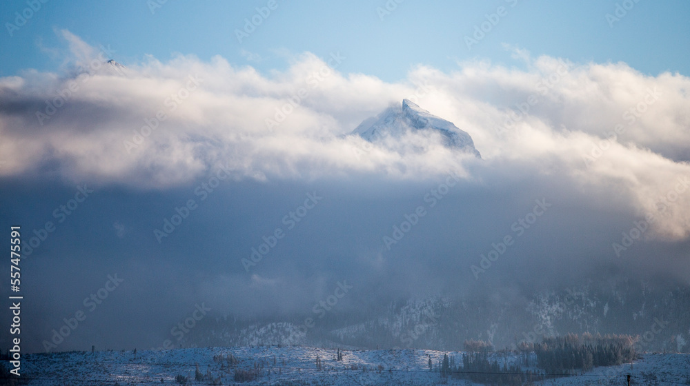 Tatry zimą, szczyt w chmurze