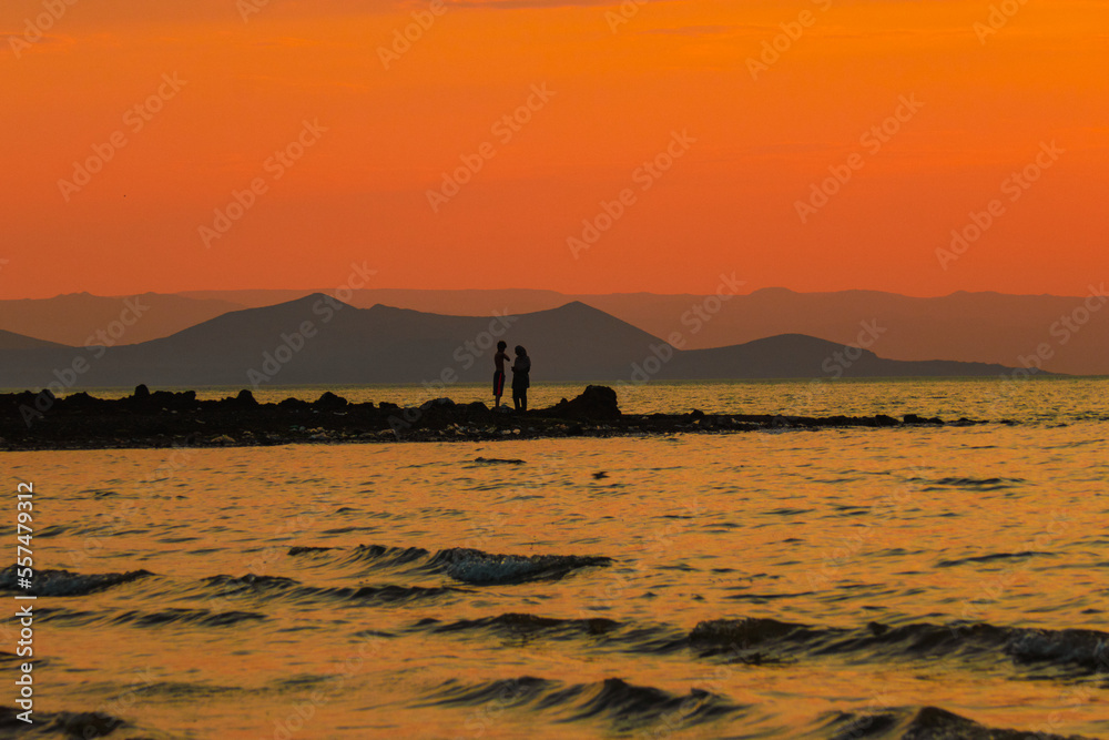 Obraz premium Silhouette of people against golden sunset at Lake Turkana, Loiyangalani District, Turkana, County, Kenya