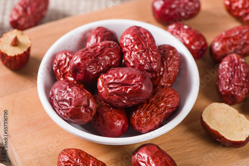 Papier peint jujube,dried red dates on wooden table.