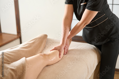 エステサロンで足のマッサージを受ける女性