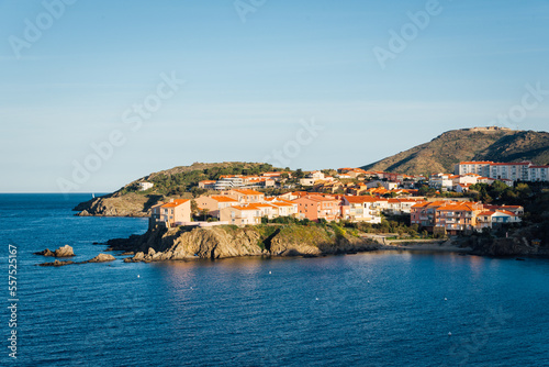 Le village de Collioure. Un village méditerranéen le long du littoral. constructions récentes pour les touristes au bord de la mer.