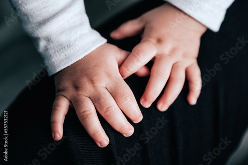 dziecięce dłonie photo