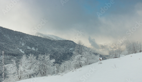 paysage sous la neige en hiver dans les Alpes à Vaujany © jef 77
