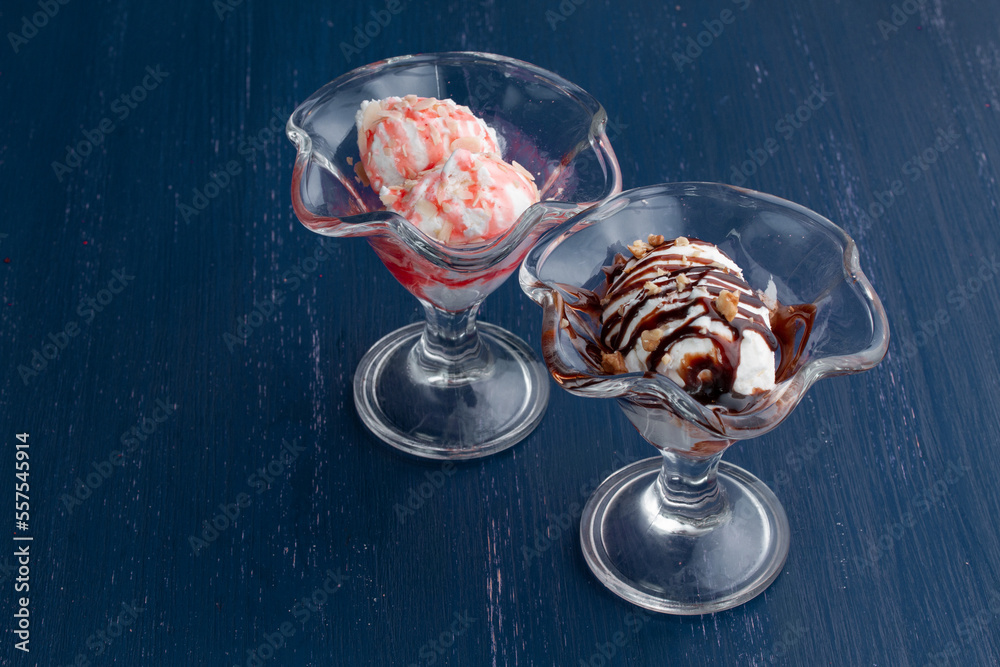 Fototapeta premium Bowl with caramel ice cream on table
