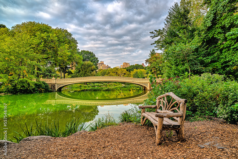 Obraz premium Bow bridge in the early morning in summer