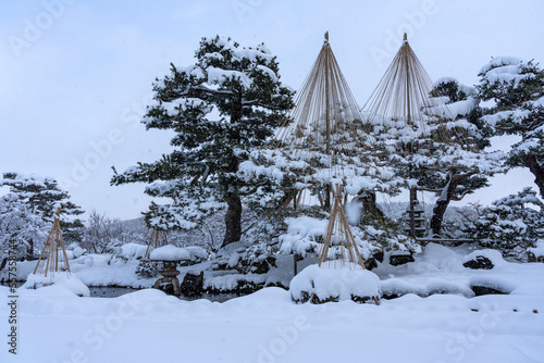 冬の北陸・金沢旅行で人気の雪が積もった兼六園