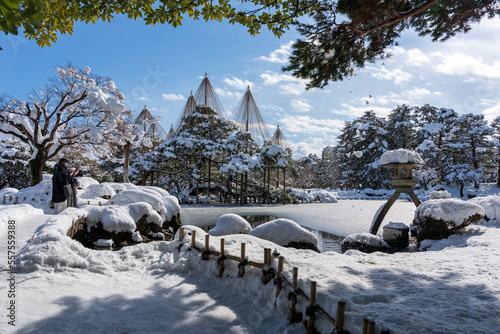 冬の北陸・金沢旅行で人気の雪が積もった兼六園