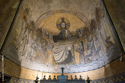 Fresque en mosaique représentant le christ pantocrator dans le chœur de l'Église Saint-Julien de Domfront