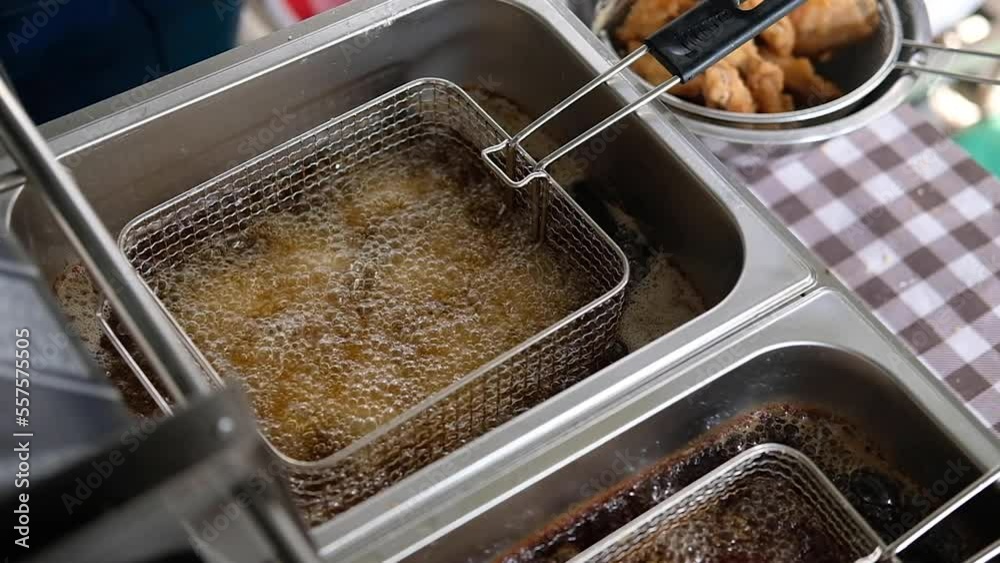 Vidéo Stock Huge amounts of oil boiling inside of the deep fryer