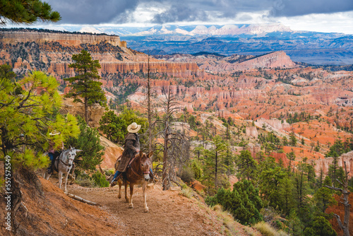 Foto horsemen riding up the bryce canyon