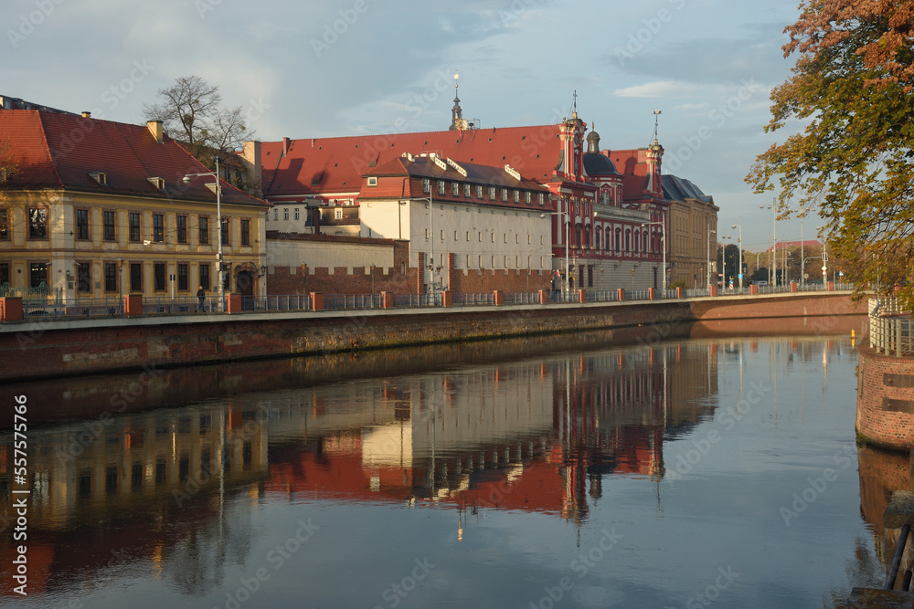 Wrocław i budynek Ossolineum nad Odrą