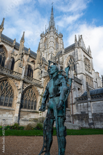 La cathédrale d'Évreux avec la statue Fidei Defensor Chassant.