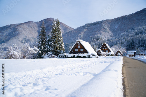 岐阜・白川郷 雪の覆われた合掌造り集落