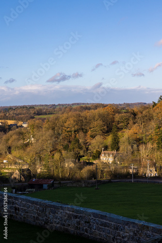 Collines du bocage normand depuis les hauteurs de la ville de Domfront en hiver