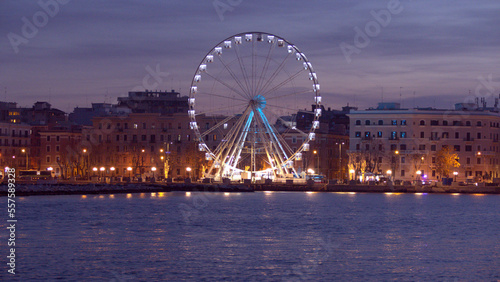 Il lungomare della città di Bari con la ruota panoramica. Sud Europa © Franxuc