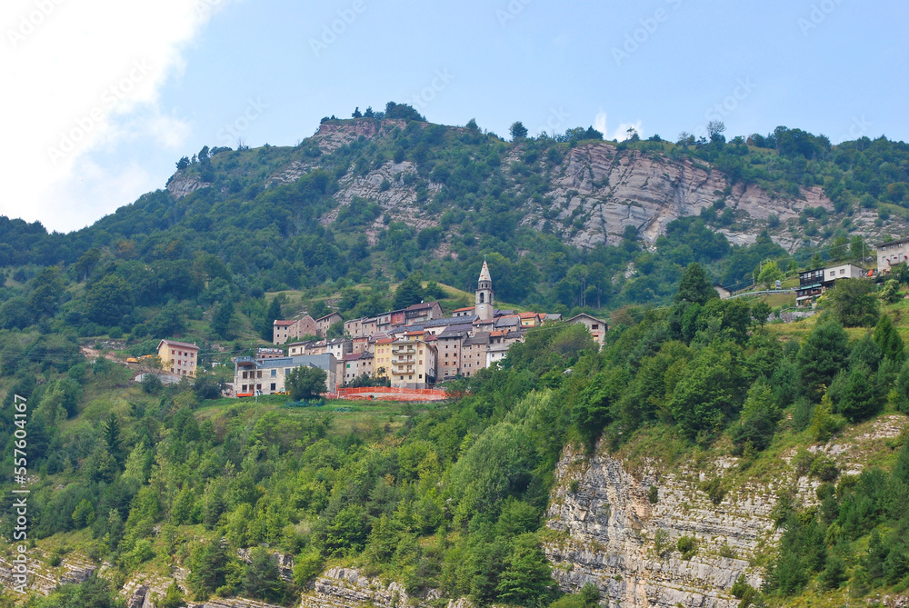 Il villaggio di Casso nel comune di Erto e Casso in provincia di Pordenone, Friuli-Venezia Giulia, Italia.