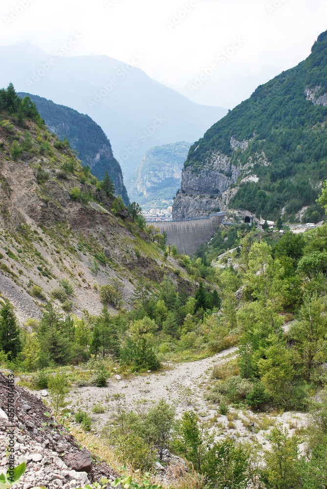 La diga del Vajont dalla valle di Erto nel comune di Erto e Casso in provincia di Pordenone, Friuli-Venezia Giulia, Italia.