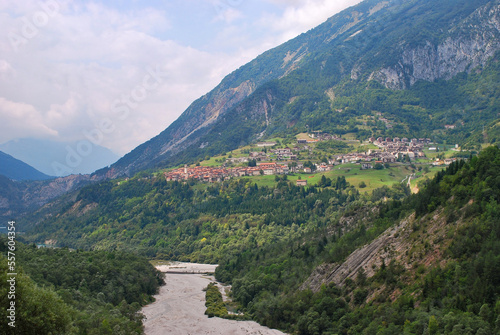 Una veduta dell'abitato di Erto nel comune di Erto e Casso in provincia di Pordenone, Friuli-Venezia Giulia, Italia.