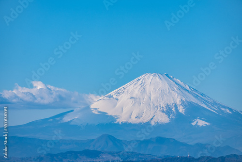 神奈川県逗子市披露山からの湘南江ノ島と富士山 © Kazu8