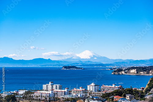 神奈川県逗子市披露山からの湘南江ノ島と富士山 © Kazu8