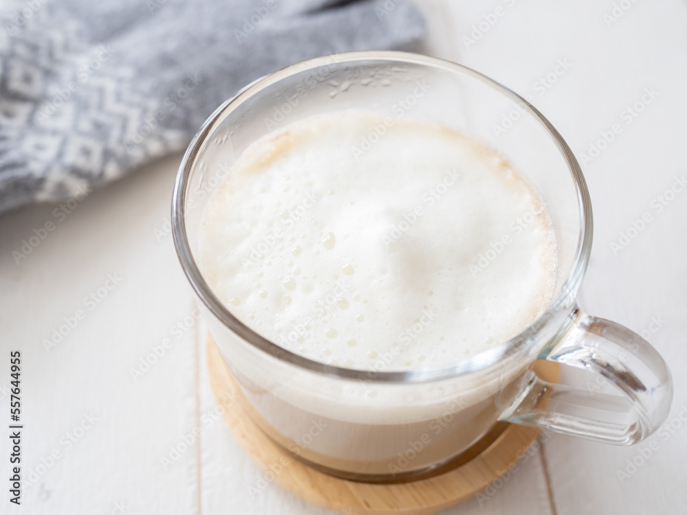 ガラスのカップに入ったカフェラテ ガラスのカップに入ったカフェラテ