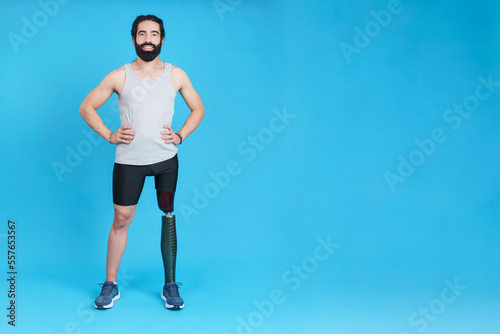 Smiley man standing with a leg prosthesis © Iván Moreno