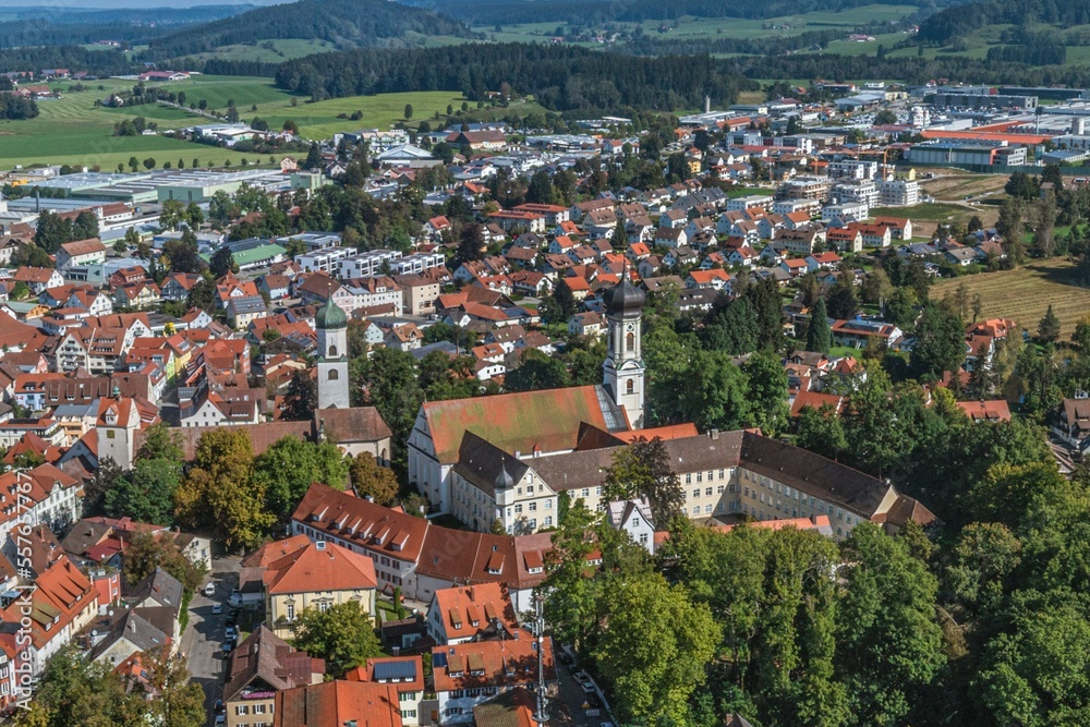 Die idyllisch gelegene Stadt Isny im württembergischen  Allgäu aus der Luft