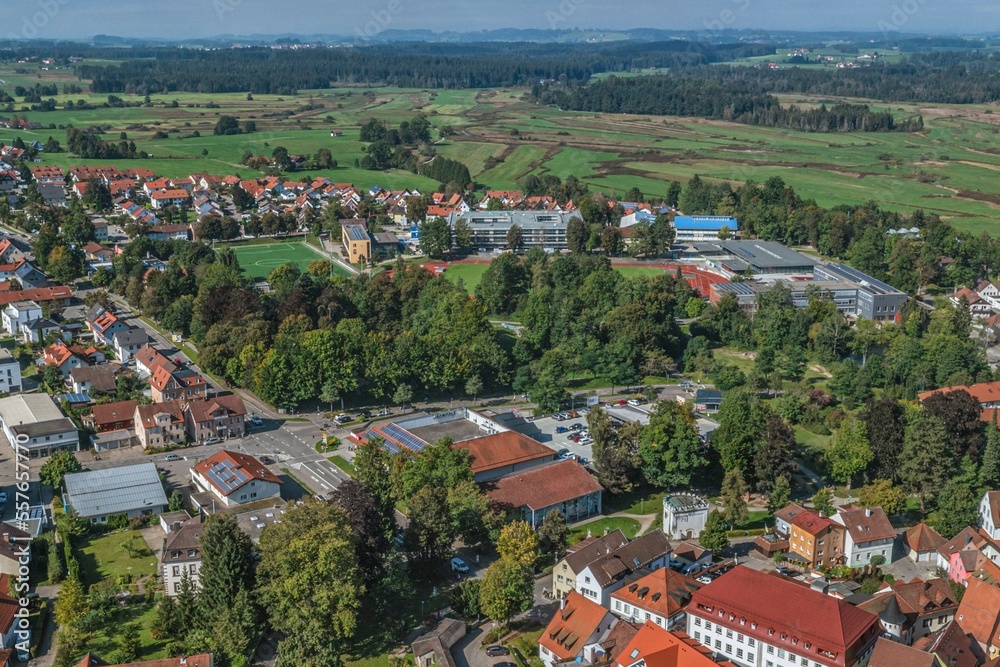 Isny im Allgäu im Luftbild - Ausblick in die westlich der Stadt gelegenen Moosgebiete