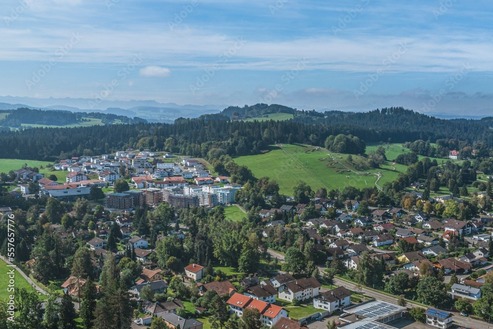 Isny im Allgäu im Luftbild - Ausblick zum Freizeitzentrum an der Felderhalde