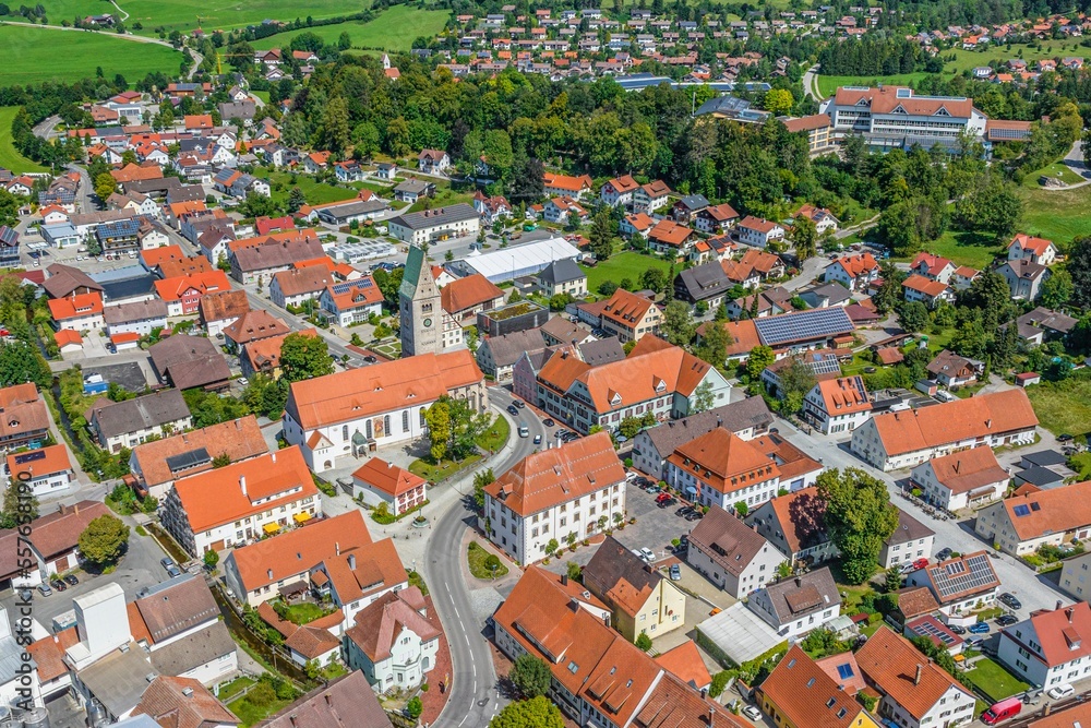 Das Ortszentrum von Obergünzburg im Ostallgäu im Luftbild