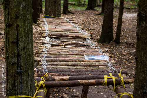 Foto An impromptu table in a forest camp from branches tied together