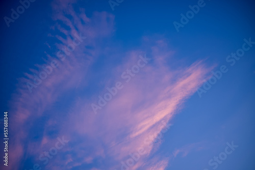 blauer himmel mir rosa wolken
